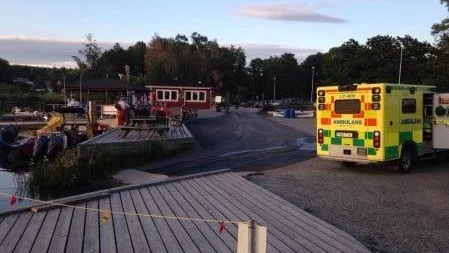 De frivilliga sjöräddarna från RS Uppsala förde kvinnan från Sunnerstabadet till väntande ambulans vid räddningsstationen på Skarholmen i Uppsala.