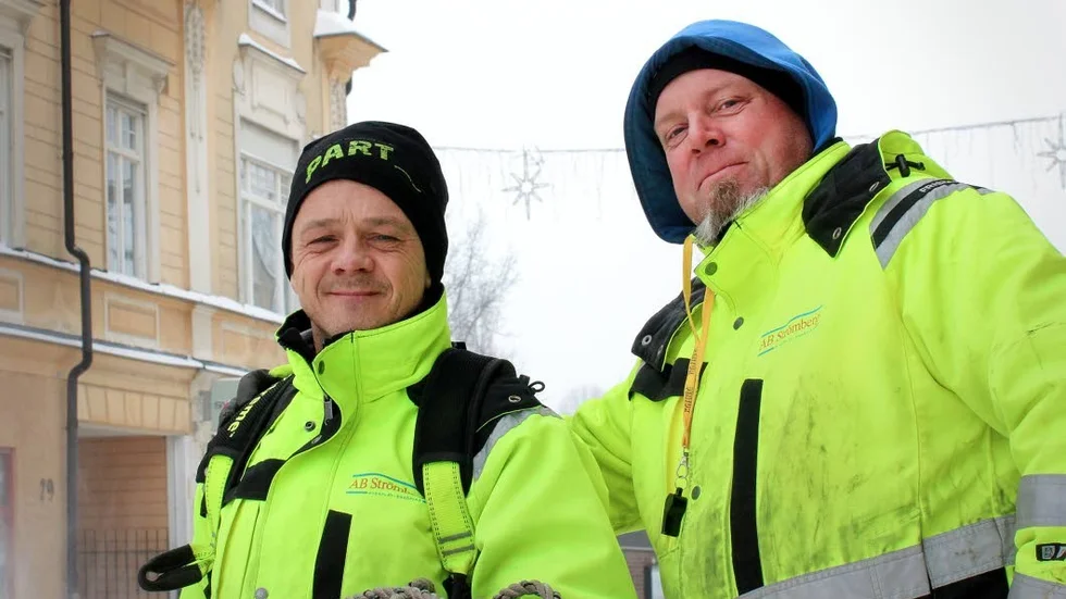 ”Takskottningen är tung så vi byter av varandra” säger Niclas Strömberg och Mattias Åström som även skulle till Uppsala en sväng för att skotta tak.