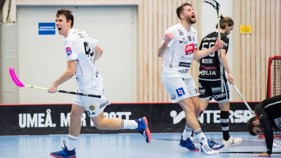 Avgörande målet. Joakim Olsson (t v) har just gjorde 5–4 till Sirius och Johan Eriksson skriker ut sin glädje.