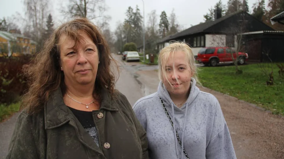 Eva Rör bor på samma gata som förskolan ligger, där det döda barnet var inskrivet. Hon tycker det inträffade känns tragiskt och ledsamrt. Till höger på bilden ser vi hennes dotter Lizette Röhr.