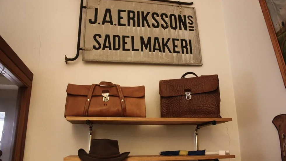 Sadelmakeriprylar och saker från en gammal bensinmack kan hittas bland samlingarna.