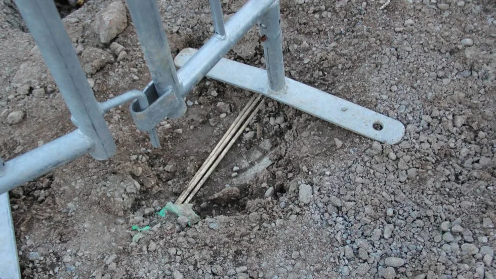Bredbandskablarna är dragna över brunnslocket och ligger bara några centimeter under vägbanan.