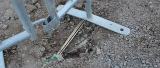 Drog fiberkabeln tvärs över brunnslocket