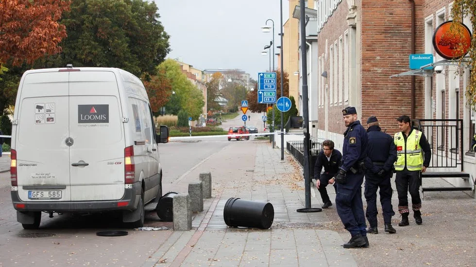 Bild från brottsplatsen och värdetransporten utanför Sparbanken i Enköping.