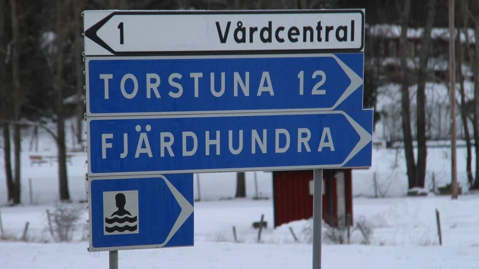 Utomhusbadet byggdes före kommunsammanslagningen och är en viktig samlingspunkt, liksom vårdcentralen är en viktig service för Fjärdhundraborna.