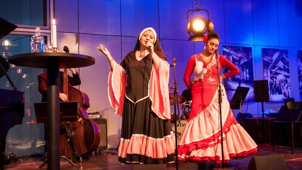 Emilia Huczko och Anna Markowska  framförde romsk musik under ceremonin i UKK på den Internationella minnesdagen för Förintelsen. Ljuset på bordet tände Susanne Levin, enligt judisk tradition.