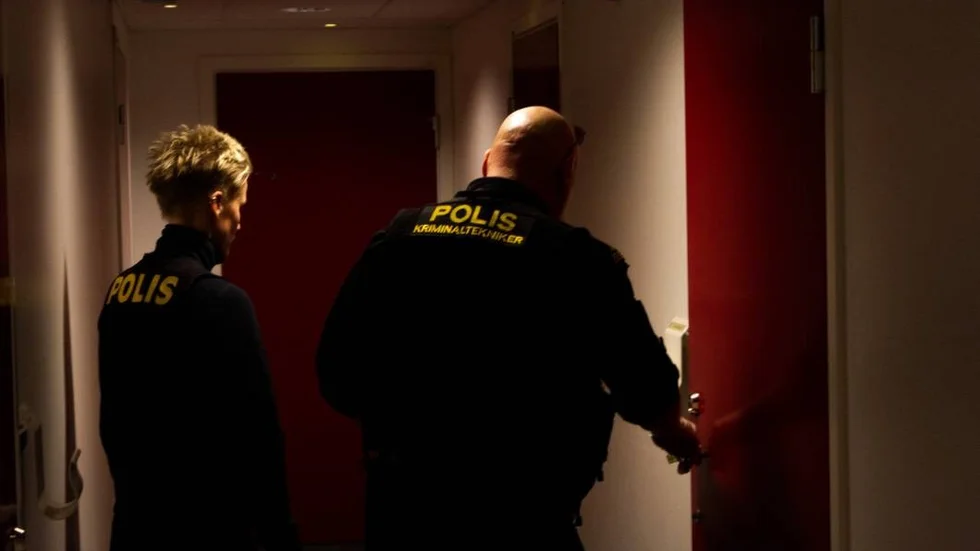 Tekniker jobbar i bostaden på Sysslomansgatan.