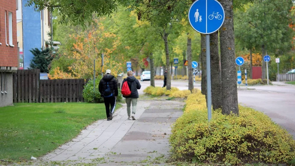 På gång- cykelvägar med separerade banor gäller samma som tidigare, där gående och cyklister hänvisas till respektive sida.