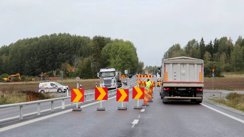 Att sätta upp och ta ner skyltar vid ett vägarbetet är det största riskmomentet under byggtiden. Skyltningen vid väg 70 har varit omfattande.
