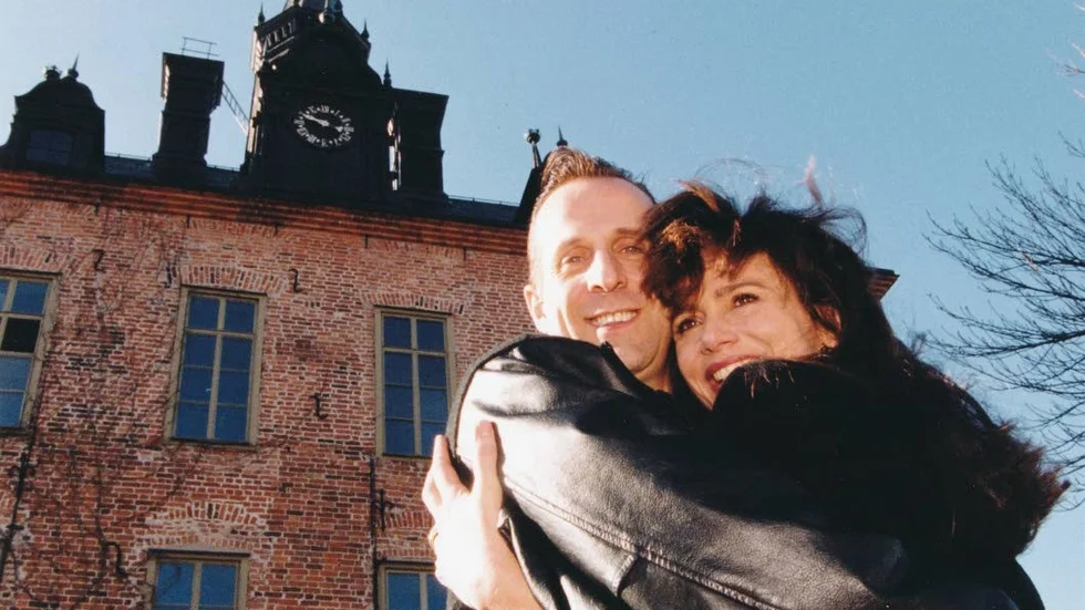 Stjärnorna på slottet - Peter Stormare och Lena Olin utanför Wiks slott.