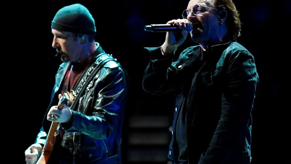 The Edge och Bono från U2 samlade in pengar till hemlösa på Dublins gator på julafton.