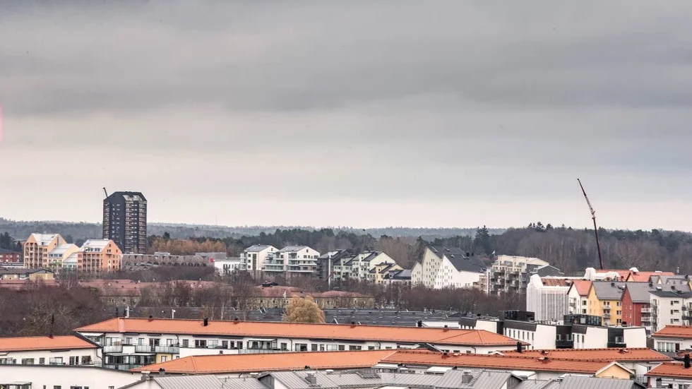 De nybyggda höga husen längs Råbyvägen har placerat de låga gårdarna intill i skuggan.  Enligt Shirin är det mycket stök på gatorna. Bland annat sköts en man som senare avled, tidigare i höstas.
