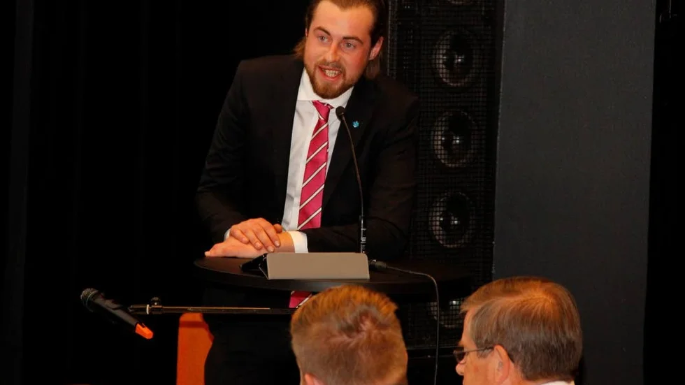 Kommunfullmäktige i Östhammar på Storbrunn.  Martin Wahlsten (SD) i talarstolen.