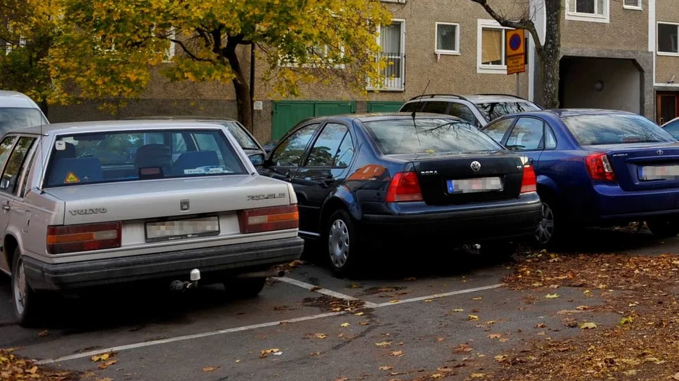 Den som får ekonomiskt bistånd från kommunen har inte längre rätt att ha en bil.