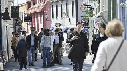 På Stora Gatan i Sigtuna talas i dag, liksom under vikingatiden, flera olika språk. I dag kommer många turister från Usa och Asien för att uppleva Sveriges äldsta stad.