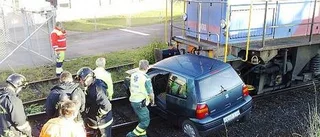 Bilförare krockade med godståg
