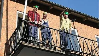 SKIVSLÄPP. Bröderna Brööl, Anders Larm, Leif Lindh och Kåke Eklund, släpper sin senaste cd - från Folkets hus balkong i Heby.