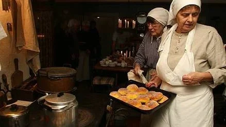 Kerstin Gåvermark och Barbro Holmstedt bakade saffransbullar.