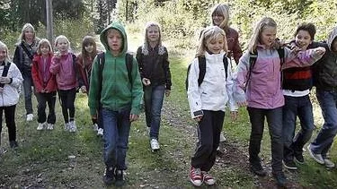 Promenaden i skogen kostar eleverna klass 4 vid Tallbackssskolan i Månkarbo inget extra.