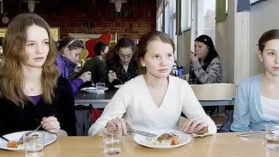 Nora Bongiovanni, Sara Östros och Rebecca Katsivelis hurrar inte över vegmaten i skolmatsalen.