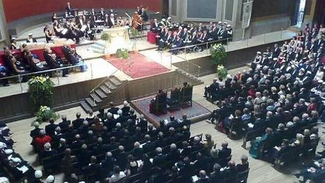 Det var fullsatt till sista plats i universitetshusets aula när vårens promtionshögtid började. Totalt skulle 190 personer promoveras.