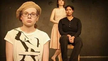 Jelena Tiouchova med skådespelarna Hannah Lundgren och Hedvig Edholm i bakgrunden.