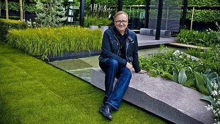 Den svenske trädgårdsdesignern Ulf Nordfjell är historisk med två guldmedaljer och Best in show på årets Chelsea Flower Show. Han var avspänd redan innan juryn bestämt sig för att utnämna hans trädgård - som bland annat innehöll silverpäron, stäppliljor och iris - till utställningens bästa trädgård.