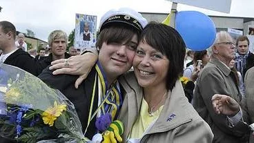 Viktor Joelsson gratuleras av mamma Åsa.