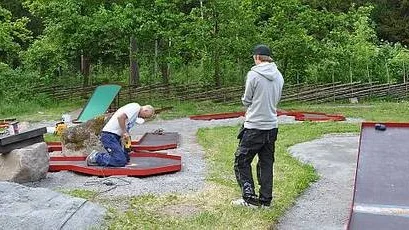 Svante Pettersson borrar hålkoppar i banorna. Bredvid syns hans kollega Conny Lundgren.