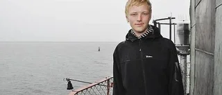 Han visar upp fyren