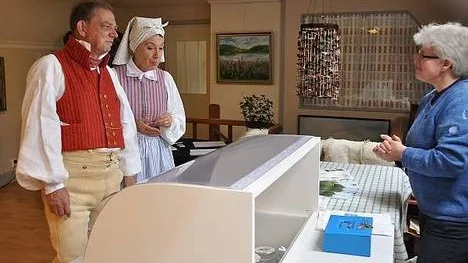 Christina Fredrikson på Tant Bergs bjöd Nils och Lillemor Thulin på getost.