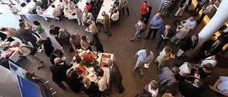 Försenad färja sordin på feststämningen