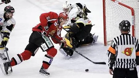 Jonathan Persson, här mot Västerås, är skadefri och spelar mot Björklöven.