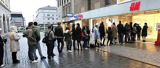 Lång kö trots rapport om svältlöner