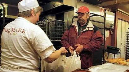 Rolf Jansson tog på fredagsmorgonen chansen att lägga limpor på lager, den sista dagen som Ann-Sofie Lindberg bakade bröd hos Lövstabagarn.