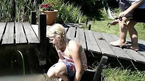 Signe och Johannes Mattsson hjälper till med kräftfisket.