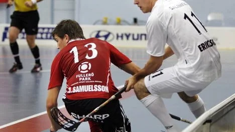 Mattias Samuelsson i kamp om bollen med Järfällas stora matchvinnare Marcus Eriksson.