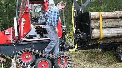 Det breda bandet följer ojämnheterna i marken och kan vid behov användas som en slags trappa för föraren,  visar Jakob Martinell.