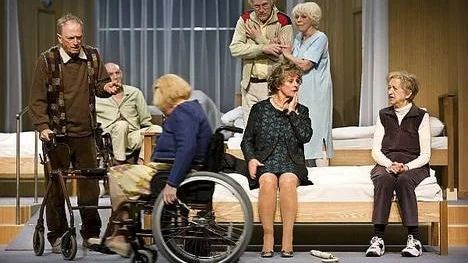 Seniorbesättning. I ensemblen som är av högsta karat ingår Åke Lundqvist, Robert Panzenböck, Lena-Pia Bernhardsson, Yvonne Lombard, Niklas Falk, Meg Westergren och Meta Velander.