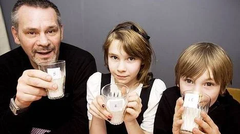 Per Enbrand och barnen klara och Nils testade mjölk åt UNT.