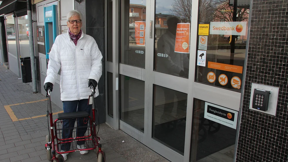 Solveig Jonsson oroar sig för vad som ska hända, när Swedbank stänger för spontanbesök och bara tar emot bokade besök på kontoret i centrum.
