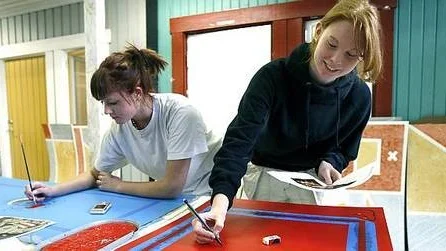 Jessica Lundberg och Madde Gunnarsson har valt målarutbildningen.