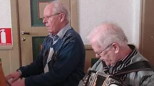 Sven Söderberg på piano och Sven-Olov Karlsson på dragspel och.