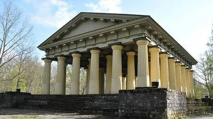 Antika templet i engelska parken i Söderfors.