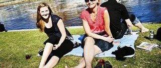 Värme, kortärmat och grönt gräs