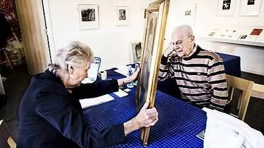 En målning av Rickard Berg synas här av Louise Lyberg från Bukowski och Dick Hallström.