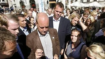Opinionskänslig toppstyrning. Bär partiväsendet försvagas får partiledarna ökad makt samtidigt som de blir mer beroende av väljaropinionen.