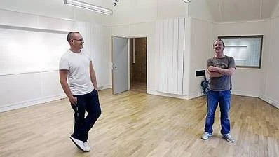 Henrik Savebark, Fredrik Westergren i musikrummet.