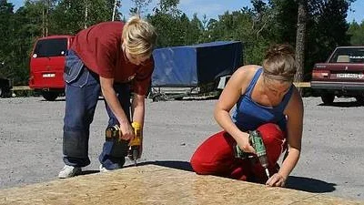 Ylva Pettersson och Hanna Åkesson är församlingsmedlemmar och jobbar på kyrkbygget så mycket de kan. - Det är coolt att veta att man är med och bygger en kyrka, säger Ylva Pettersson.