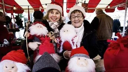 Susanne och Gun Larsson sålde egentillverkade tomtar på S:t Eriks torg.